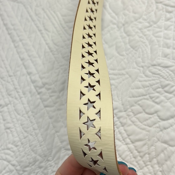 One Star •L• 100% Genuine Leather Star Cut Out Off White Belt - Picture 4 of 9